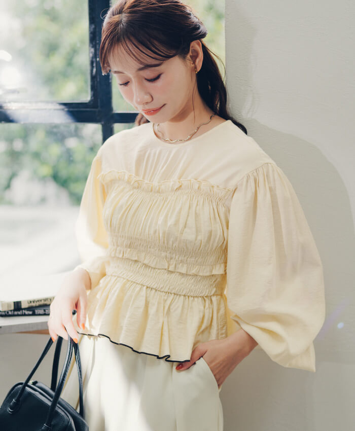 赤埴奈津子　ティティベイト コラボ シャーリングデザイントップス アイボリー 着用コーデ