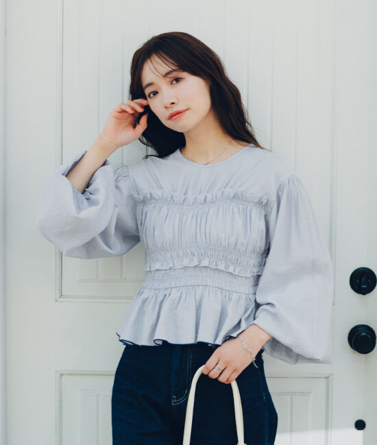 赤埴奈津子　ティティベイト コラボ シャーリングデザイントップス ライトブルー 着用コーデ