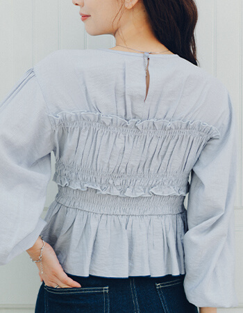 赤埴奈津子　ティティベイト コラボ シャーリングデザイントップス ライトブルー 着用コーデ