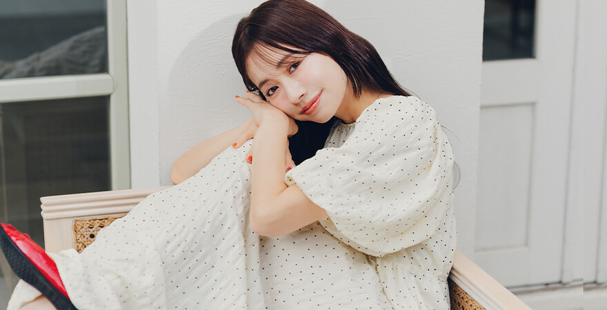 赤埴奈津子　ティティベイト コラボ エアリーバックリボンワンピース アイボリー 着用コーデ