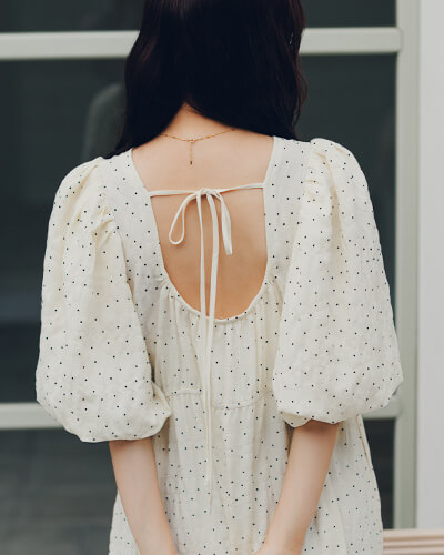 赤埴奈津子　ティティベイト コラボ エアリーバックリボンワンピース アイボリー 着用コーデ