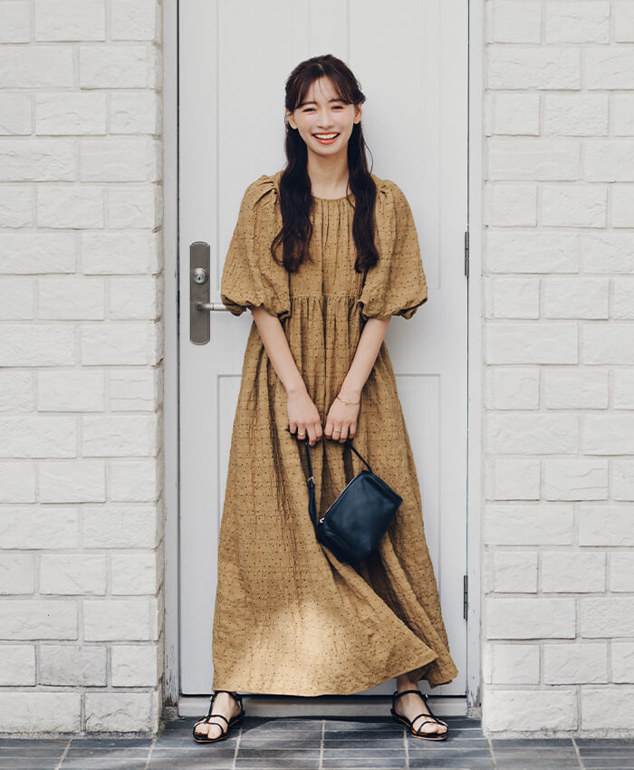 赤埴奈津子　ティティベイト コラボ エアリーバックリボンワンピース ライトブラウン 着用コーデ