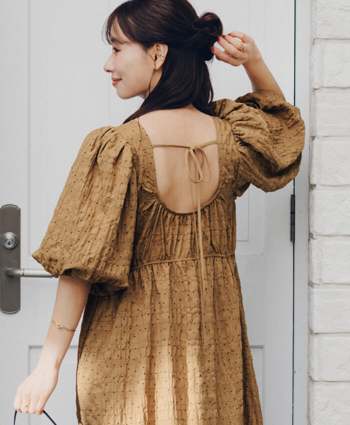 赤埴奈津子　ティティベイト コラボ エアリーバックリボンワンピース ライトブラウン 着用コーデ