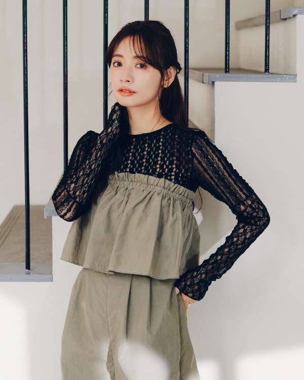 赤埴奈津子　ティティベイト コラボ 前後2way切替デザインレーストップス ブラック 着用コーデ