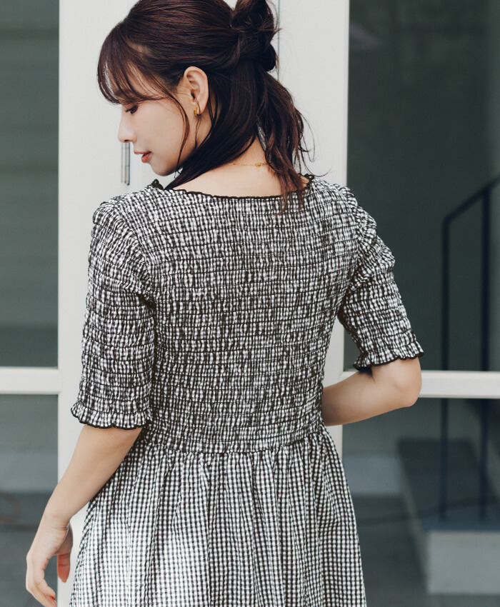 赤埴奈津子　ティティベイト コラボ シャーリングハーフスリーブワンピース ブラック 着用コーデ