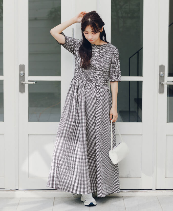 赤埴奈津子　ティティベイト コラボ シャーリングハーフスリーブワンピース ブラック 着用コーデ