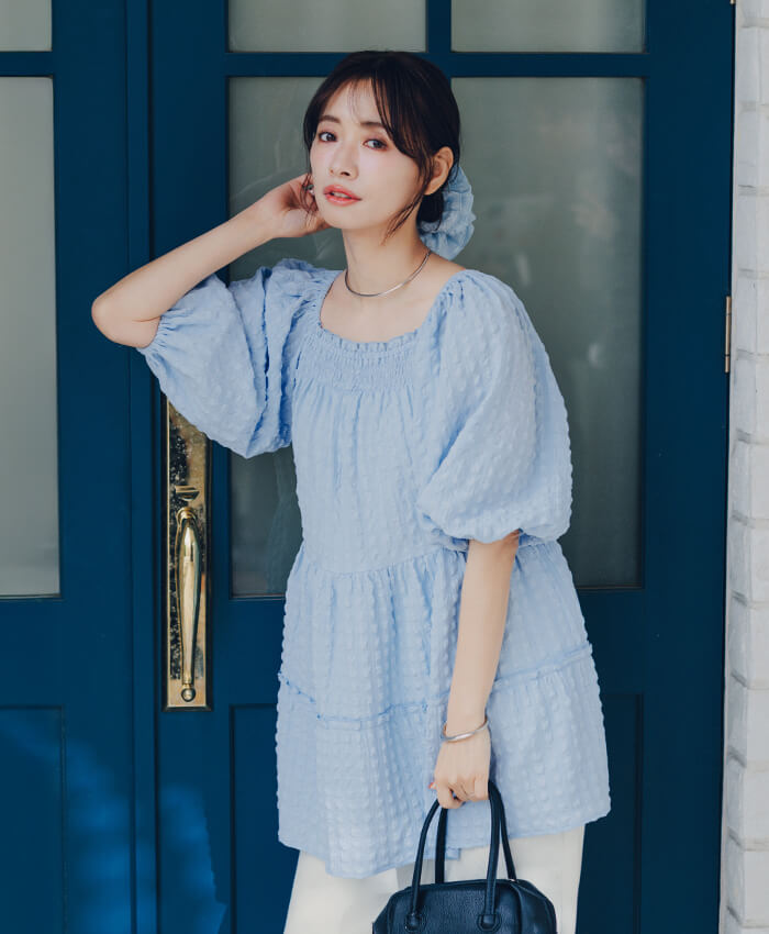 赤埴奈津子　ティティベイト コラボ スクエアチュニックトップスシュシュセット ライトブルー 着用コーデ