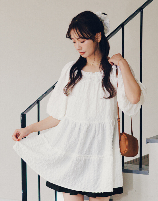 赤埴奈津子　ティティベイト コラボ スクエアチュニックトップスシュシュセット オフホワイト 着用コーデ