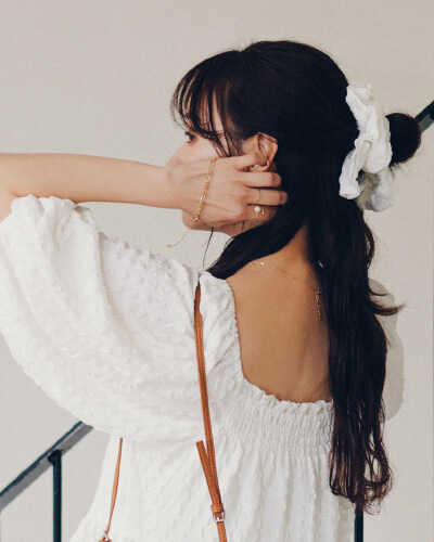 赤埴奈津子　ティティベイト コラボ スクエアチュニックトップスシュシュセット オフホワイト 着用コーデ